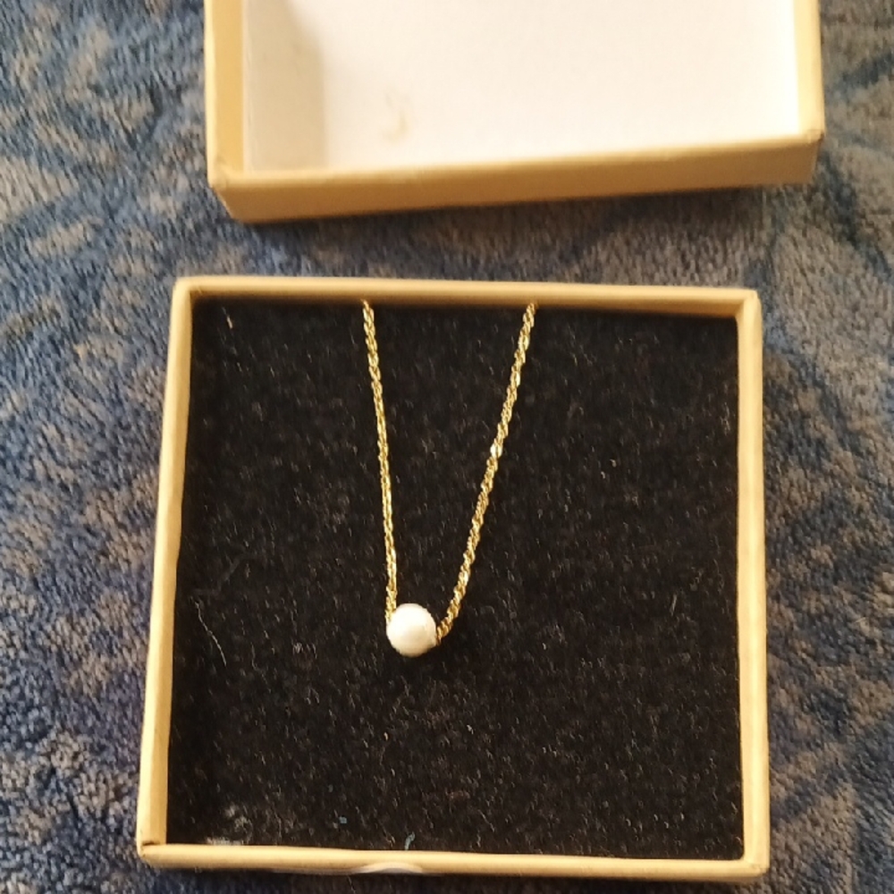 Elegant Gold Necklace with Pearl Pendant